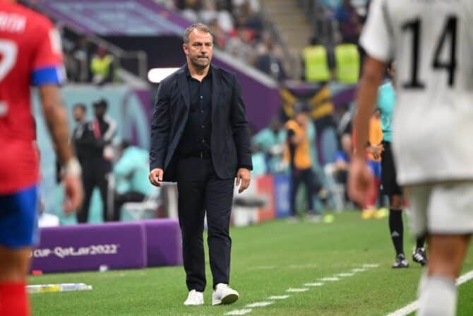 Der Bundestrainer Hans-Dieter Flick bei der Fußballweltmeisterschaft Katar 2022 zwischen Costa Rica und Deutschland im Al-Bayt-Stadion am 1. Dezember 2022. (Foto: Ina Fassbender / AFP)