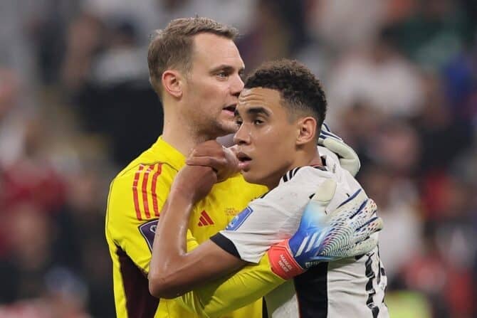 Deutschlands Mittelfeldspieler #14 Jamal Musiala (R) und Deutschlands Torhüter #01 Manuel Neuer reagieren während des Fußballspiels der Gruppe E der Fußballweltmeisterschaft Katar 2022 zwischen Costa Rica und Deutschland im Al-Bayt-Stadion in Al Khor, nördlich von Doha, am 1. Dezember 2022. (Foto von KARIM JAAFAR / AFP)