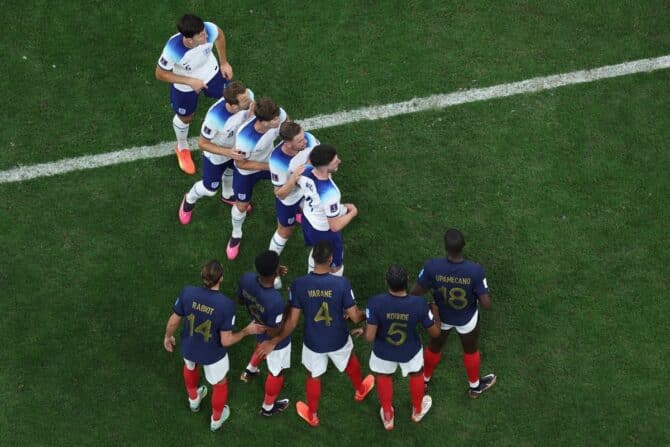 Die Nationalspieler vor einer Ecke während des Viertelfinales der Fußballweltmeisterschaft 2022 in Katar zwischen England und Frankreich im Al-Bayt-Stadion (10. Dezember 2022). (Foto: Giuseppe CACACE / AFP)