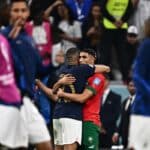 Frankreichs Stürmer Nr. 10, Kylian Mbappe, und Marokkos Verteidiger Nr. 02, Achraf Hakimi nach dem Halbfinalspiel der Fußball-Weltmeisterschaft 2022 in Katar zwischen Frankreich und Marokko im Al-Bayt-Stadion in Al Khor, nördlich von Doha, am 14. Dezember 2022. - Frankreich hat 2:0 gewonnen. (Foto: GABRIEL BOUYS / AFP)