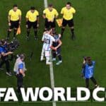 Der argentinische Stürmer Lionel Messi (10) umarmt den kroatischen Mittelfeldspieler Luka Modric (10) vor dem Beginn des Halbfinalspiels der Fußballweltmeisterschaft Katar 2022 zwischen Argentinien und Kroatien im Lusail-Stadion in Lusail, nördlich von Doha, am 13. Dezember 2022. (Foto von Kirill KUDRYAVTSEV / AFP)
