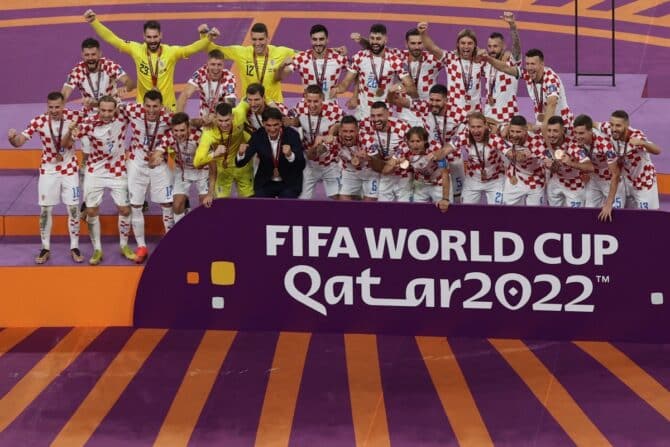 Kroatiens Spieler feiern mit Medaillen nach dem Sieg im Playoff-Spiel um den dritten Platz der Fußballweltmeisterschaft Katar 2022 zwischen Kroatien und Marokko im Khalifa International Stadium in Doha am 17. Dezember 2022. (Foto: ADRIAN DENNIS / AFP)