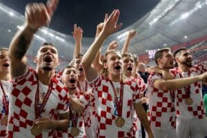 Kroatiens Spieler feiern mit ihren Medaillen nach dem Sieg im Endspiel um den dritten Platz der Fußballweltmeisterschaft Katar 2022 zwischen Kroatien und Marokko im Khalifa International Stadium in Doha am 17. Dezember 2022. (Foto: JACK GUEZ / AFP)