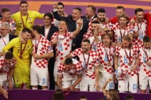 Kroatiens Spieler feiern mit Medaillen nach dem Sieg im Playoff-Spiel um den dritten Platz der Fußballweltmeisterschaft Katar 2022 zwischen Kroatien und Marokko im Khalifa International Stadium in Doha am 17. Dezember 2022. (Foto: ADRIAN DENNIS / AFP)