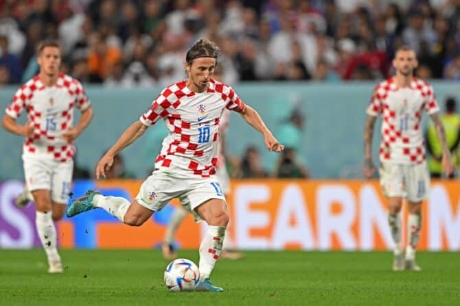 Kroatiens Mittelfeldspieler #10 Luka Modric während des Achtelfinalspiels der Fußballweltmeisterschaft Katar 2022 zwischen Japan und Kroatien im Al-Janoub-Stadion in Al-Wakrah, südlich von Doha, am 5. Dezember 2022. (Foto: OZAN KOSE / AFP)