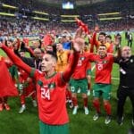Marokkanische Spieler feiern mit ihren Anhängern nach dem Sieg im Viertelfinale der Fußballweltmeisterschaft Katar 2022 zwischen Marokko und Portugal im Al-Thumama-Stadion in Doha am 10. Dezember 2022. (Foto von Kirill KUDRYAVTSEV / AFP)