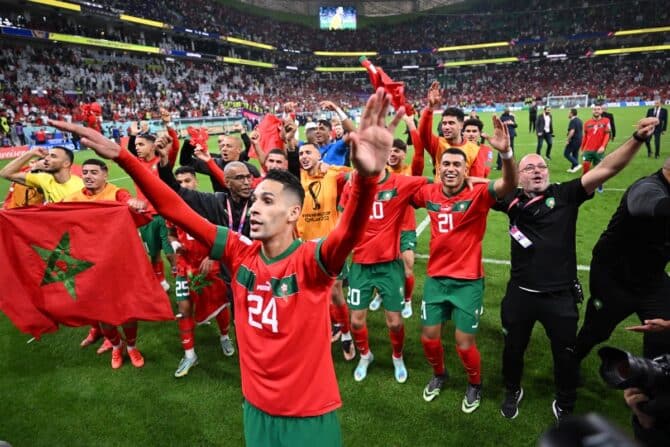 Marokkanische Spieler feiern mit ihren Anhängern nach dem Sieg im Viertelfinale der Fußballweltmeisterschaft Katar 2022 zwischen Marokko und Portugal im Al-Thumama-Stadion in Doha am 10. Dezember 2022. (Foto von Kirill KUDRYAVTSEV / AFP)