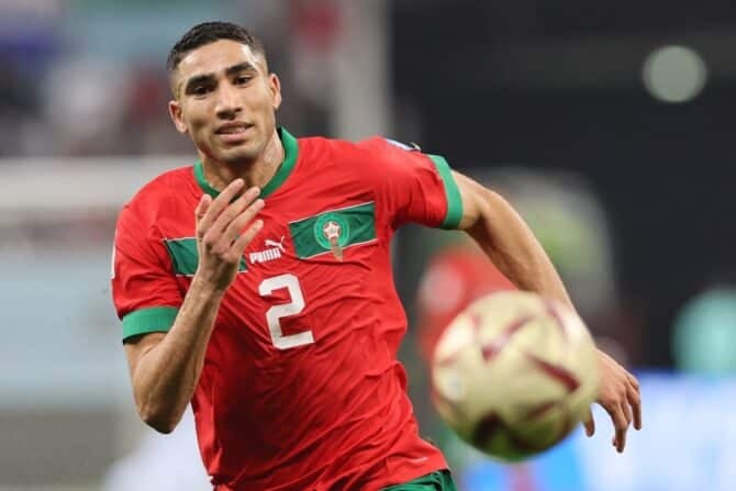 Marokkos Verteidiger (Nr. 02) Achraf Hakimi läuft während des Endspiels um den dritten Platz bei der Fußballweltmeisterschaft Katar 2022 zwischen Kroatien und Marokko im Khalifa International Stadium in Doha am 17. Dezember 2022 um den Ball. (Foto von KARIM JAAFAR / AFP)