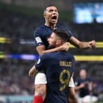 Frankreichs Stürmer Nr. 09 Olivier Giroud feiert mit Frankreichs Stürmer Nr. 10 Kylian Mbappe (oben) nach dem ersten Tor seiner Mannschaft während des Achtelfinales der Fußballweltmeisterschaft Katar 2022 zwischen Frankreich und Polen im Al-Thumama-Stadion in Doha am 4. Dezember 2022. (Foto von Kirill KUDRYAVTSEV / AFP)