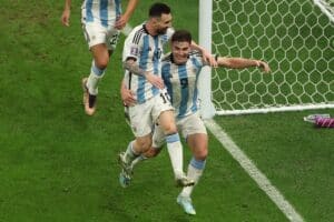 Der argentinische Stürmer Nr. 09, Julian Alvarez, feiert mit dem argentinischen Stürmer Nr. 10, Lionel Messi, nach dem zweiten Tor seiner Mannschaft währenda des Halbfinalspiels der Fußballweltmeisterschaft Katar 2022 zwischen Argentinien und Kroatien im Lusail-Stadion in Lusail, nördlich von Doha, am 13. Dezember 2022. (Foto von Adrian DENNIS / AFP)