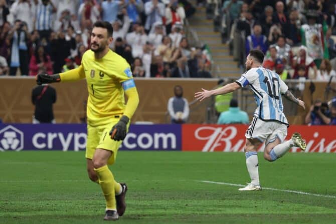 Argentiniens Stürmer Nr. 10 Lionel Messi (R) feiert den ersten Treffer seiner Mannschaft vom Elfmeterpunkt an Frankreichs Torhüter Nr. 01 Hugo Lloris (L) während des Endspiels der Fußballweltmeisterschaft Katar 2022 zwischen Argentinien und Frankreich im Lusail-Stadion in Lusail, nördlich von Doha, am 18. Dezember 2022. (Foto: ADRIAN DENNIS / AFP)