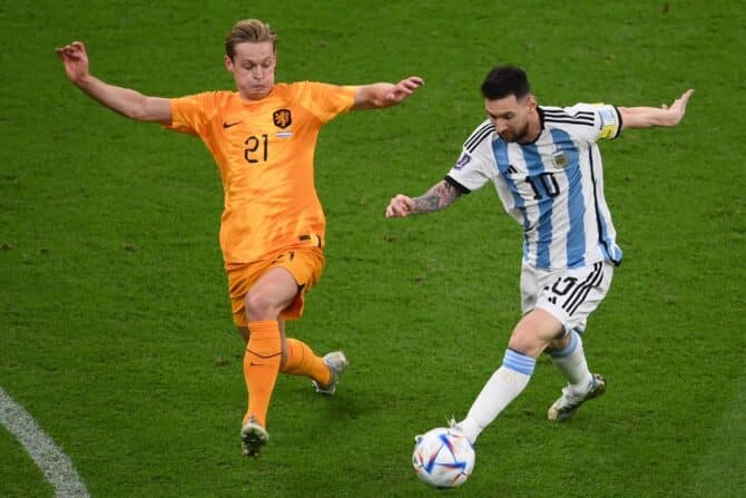 Der argentinische Stürmer (Nr. 10) Lionel Messi (R) kämpft mit dem niederländischen Mittelfeldspieler (Nr. 21) Frenkie De Jong während des Viertelfinalspiels der Fußballweltmeisterschaft Katar 2022 zwischen den Niederlanden und Argentinien im Lusail-Stadion nördlich von Doha am 9. Dezember 2022 um den Ball. (Foto: FRANCK FIFE / AFP)