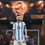 Der argentinische Stürmer Lionel Messi (Nr. 10) steht auf dem Spielfeld vor dem Beginn des Endspiels der Fußballweltmeisterschaft Katar 2022 zwischen Argentinien und Frankreich im Lusail-Stadion in Lusail, nördlich von Doha, am 18. Dezember 2022. (Foto: Paul ELLIS / AFP)