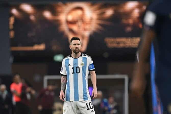 Der argentinische Stürmer Lionel Messi (Nr. 10) steht auf dem Spielfeld vor dem Beginn des Endspiels der Fußballweltmeisterschaft Katar 2022 zwischen Argentinien und Frankreich im Lusail-Stadion in Lusail, nördlich von Doha, am 18. Dezember 2022. (Foto: Paul ELLIS / AFP)