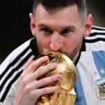 Der argentinische Kapitän und Stürmer Nr. 10 Lionel Messi küsst die FIFA WM-Trophäe während der Siegerehrung nach dem Sieg Argentiniens im Endspiel der Fußball-Weltmeisterschaft Katar 2022 zwischen Argentinien und Frankreich im Lusail-Stadion in Lusail, nördlich von Doha, am 18. Dezember 2022. (Foto von Kirill KUDRYAVTSEV / AFP)