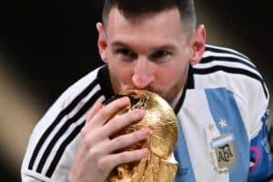 Der argentinische Kapitän und Stürmer Nr. 10 Lionel Messi küsst die FIFA WM-Trophäe während der Siegerehrung nach dem Sieg Argentiniens im Endspiel der Fußball-Weltmeisterschaft Katar 2022 zwischen Argentinien und Frankreich im Lusail-Stadion in Lusail, nördlich von Doha, am 18. Dezember 2022. (Foto von Kirill KUDRYAVTSEV / AFP)