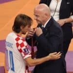Der kroatische Mittelfeldspieler Luka Modric (Nr. 10) erhält eine Medaille von FIFA-Präsident Gianni Infantino während der Medaillenzeremonie nach dem Spiel um den dritten Platz der Fußballweltmeisterschaft Katar 2022 zwischen Kroatien und Marokko im Khalifa International Stadium in Doha am 17. Dezember 2022. (Foto: ADRIAN DENNIS / AFP)