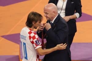 Der kroatische Mittelfeldspieler Luka Modric (Nr. 10) erhält eine Medaille von FIFA-Präsident Gianni Infantino während der Medaillenzeremonie nach dem Spiel um den dritten Platz der Fußballweltmeisterschaft Katar 2022 zwischen Kroatien und Marokko im Khalifa International Stadium in Doha am 17. Dezember 2022. (Foto: ADRIAN DENNIS / AFP)