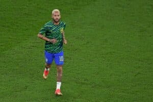 Brasiliens Stürmer #10 Neymar wärmt sich vor dem Achtelfinalspiel der Fußballweltmeisterschaft Katar 2022 zwischen Brasilien und Südkorea im Stadion 974 in Doha am 5. Dezember 2022 auf. (Foto: Glyn KIRK / AFP)