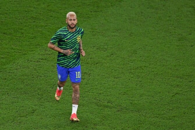 Brasiliens Stürmer #10 Neymar wärmt sich vor dem Achtelfinalspiel der Fußballweltmeisterschaft Katar 2022 zwischen Brasilien und Südkorea im Stadion 974 in Doha am 5. Dezember 2022 auf. (Foto: Glyn KIRK / AFP)