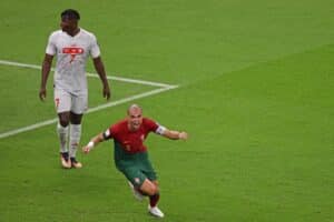 Portugals Verteidiger Pepe (Nr. 03) feiert den zweiten Treffer seiner Mannschaft während des Achtelfinales der Fußballweltmeisterschaft Katar 2022 zwischen Portugal und der Schweiz im Lusail-Stadion in Lusail, nördlich von Doha, am 6. Dezember 2022. (Foto: ADRIAN DENNIS / AFP)