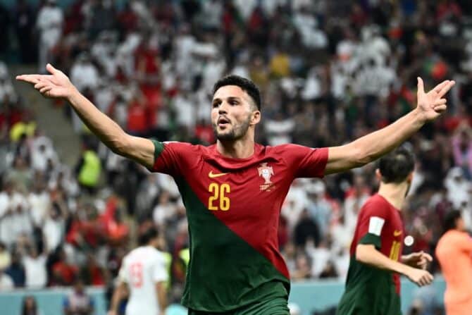 Portugals Stürmer Goncalo Ramos (Nr. 26) jubelt nach dem fünften Tor seiner Mannschaft, einem Hattrick, während des Achtelfinales der Fußballweltmeisterschaft Katar 2022 zwischen Portugal und der Schweiz im Lusail-Stadion in Lusail, nördlich von Doha, am 6. Dezember 2022. (Foto: Jewel SAMAD / AFP)