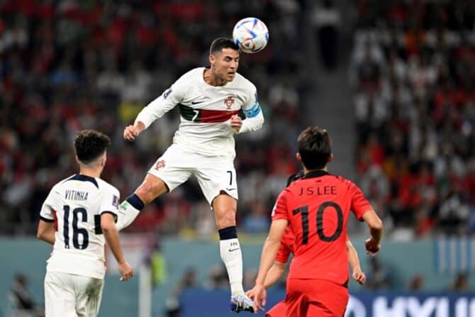 Portugals Stürmer (Nr. 07) Cristiano Ronaldo köpft den Ball während des Fußballspiels der Gruppe H der Fußballweltmeisterschaft Katar 2022 zwischen Südkorea und Portugal im Education City Stadium in Al-Rayyan, westlich von Doha, am 2. Dezember 2022. (Foto: PATRICIA DE MELO MOREIRA / AFP)