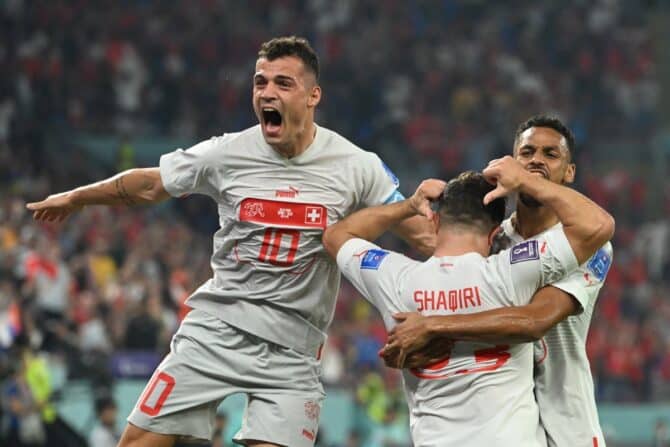 Der Schweizer Mittelfeldspieler Xherdan Shaqiri (Nr. 23) feiert mit seinen Mannschaftskameraden nach dem ersten Tor seiner Mannschaft während des Fußballspiels der Gruppe G der Weltmeisterschaft 2022 in Katar zwischen Serbien und der Schweiz im Stadion 974 in Doha am 2. Dezember 2022. (Foto: Ina Fassbender / AFP)