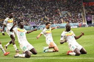Senegal feiert das Weiterkommen bei der Weltmeisterschaft Katar 2022 am 29. November 2022. Nun geht es gegen England nim WM Achtelfinale. (Foto von Raul ARBOLEDA / AFP)