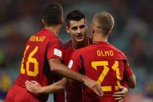 Spaniens Stürmer #07 Alvaro Morata (C) feiert den ersten Treffer seiner Mannschaft während des Fußballspiels der Gruppe E der Weltmeisterschaft Katar 2022 zwischen Japan und Spanien im Khalifa International Stadium in Doha am 1. Dezember 2022. (Foto: Adrian DENNIS / AFP)