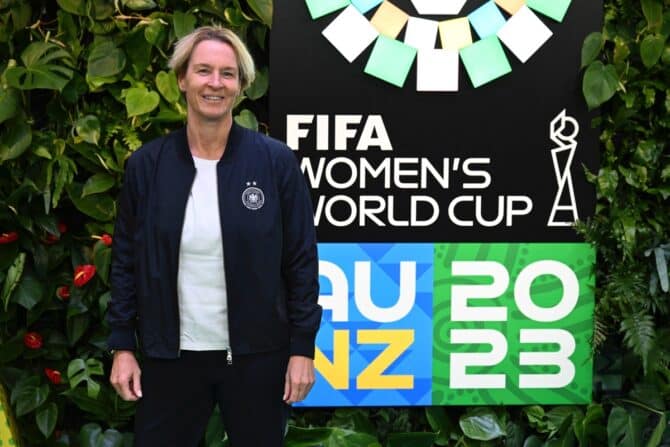 Die deutsche Budnestrainerin Martina Voss-Tecklenburg am 22. Oktober 2022 bei der Auslosungszeremonie der FIFA Frauen-Weltmeisterschaft Australien/Neuseeland 2023 im Aotea Centre in Auckland. (Foto: WILLIAM WEST / AFP)