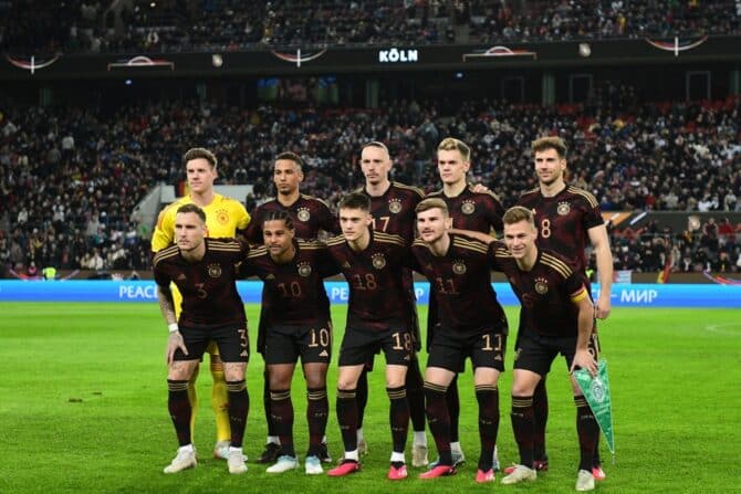 Die deutschen Nationalmannschaft stellen vor dem Fußball-Länderspiel Deutschland gegen Belgien am 28. März 2023 in Köln. (Foto: UWE KRAFT / AFP)