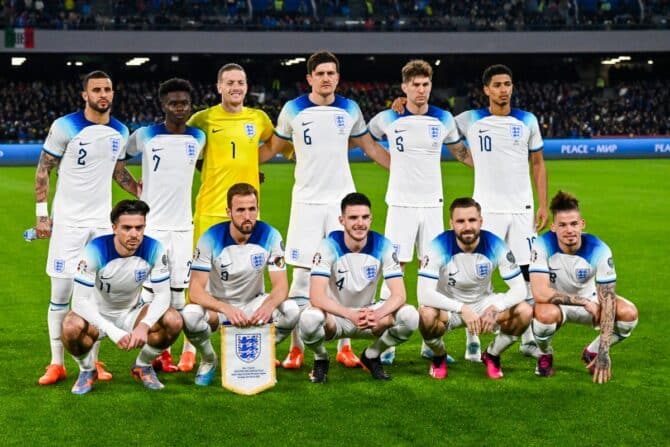 Englands Nationalmannschaft posiert für das Mannschaftsfoto vor dem Qualifikationsspiel zur UEFA Euro 2024 Gruppe C zwischen Italien und England am 23. März 2023 im Diego-Maradona-Stadion in Neapel. (Foto: Alberto PIZZOLI / AFP)
