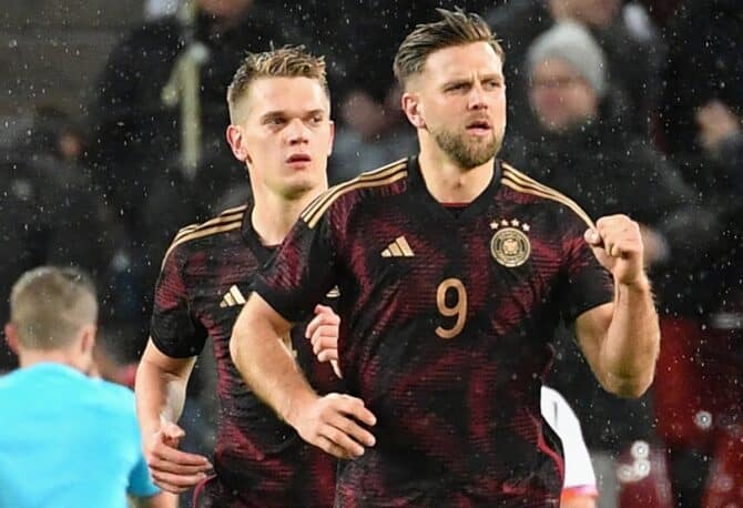 Deutschlands Stürmer Niclas Fuellkrug (R) wird heute ein Heimspiel in Bremen bekommen und die Einsatzgarantie von Bundestrainer Hansi Flick. (Foto: UWE KRAFT / AFP) / ALTERNATIVE CROP