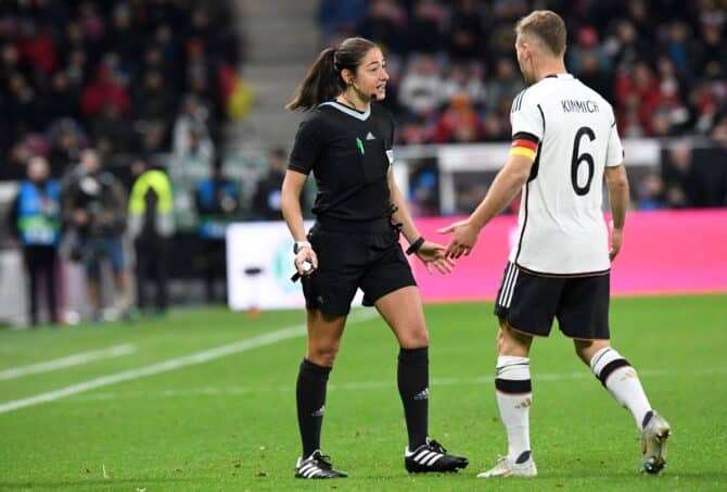 Die italienische Schiedsrichterin Maria Sole Caputi unterhält sich mit dem deutschen Mittelfeldspieler Joshua Kimmich während des Fußball-Länderspiels Deutschland gegen Peru am 25. März 2023 in Mainz, Süddeutschland. (Foto: Thomas KIENZLE / AFP)