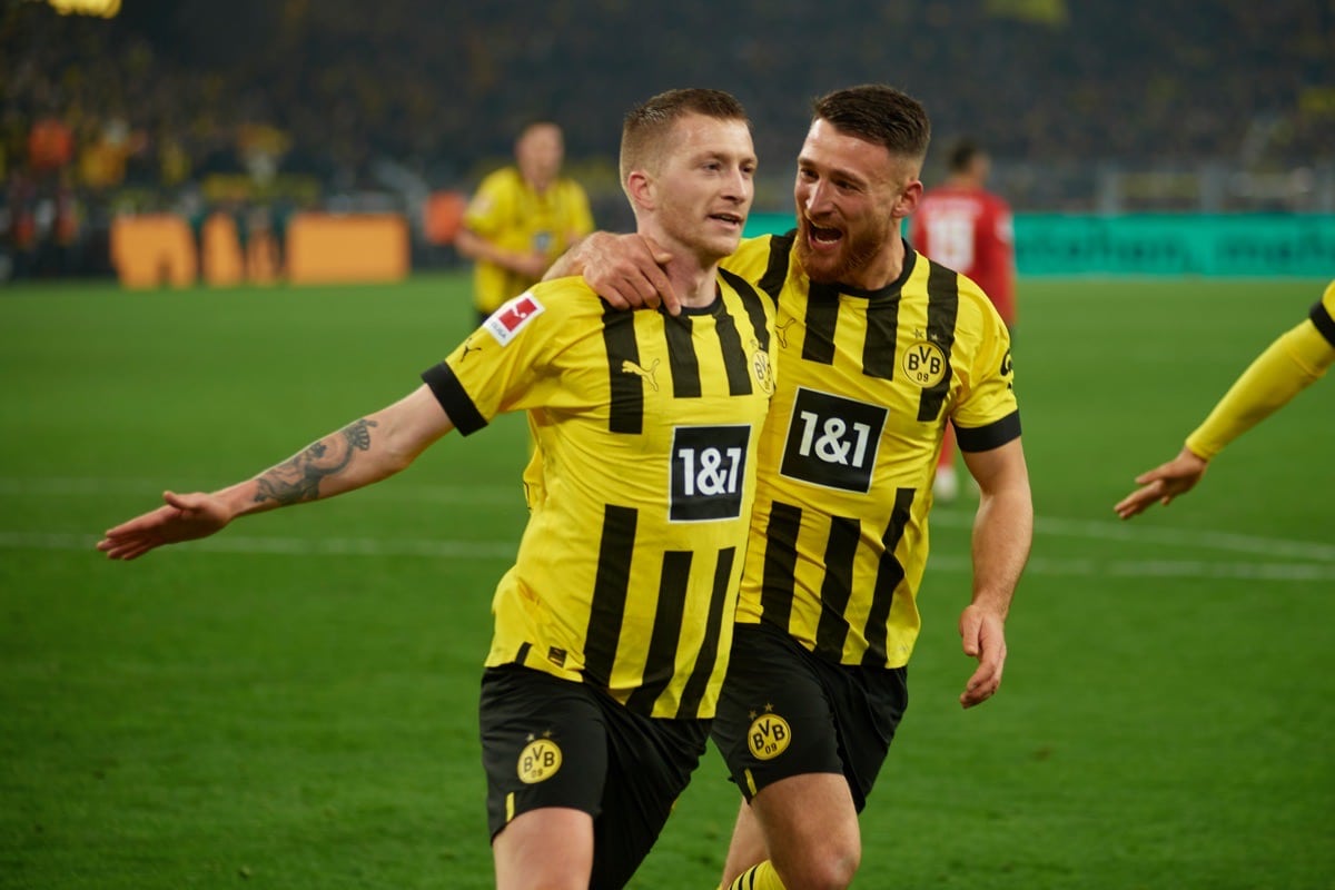 Marco Reus und Salih Ozcan beim Spiel Borussia Dortmund gegen RB Leipzig iam 3.März 2023 (Copyright depositphotos.com / vitaliivitleo)