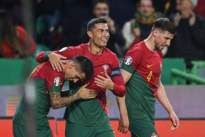 Portugals Verteidiger Joao Cancelo (L) feiert den Führungstreffer mit Portugals Stürmer Cristiano Ronaldo (C) und Portugals Verteidiger Ruben Dias während des UEFA-Euro-2024-Qualifikationsspiels zwischen Portugal und Liechtenstein im Stadion Jose Alvalade in Lissabon am 23. März 2023. (Foto: CARLOS COSTA / AFP)