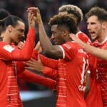 Die Mannschaft von Bayern München feiert ein Tor während des Bundesligaspiels zwischen dem FC Bayern München und dem BVB Borussia Dortmund in München, am 1. April 2023. (Foto: KERSTIN JOENSSON / AFP)