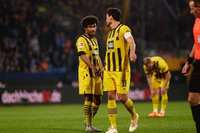 BOCHUM, Germania - 28 aprile 2023: Mats Hummels, Karim Adeyemi.  Partita di calcio della Bundesliga Bochum 1848 contro Borussia Dortmund a Fonovia Rorstadion.