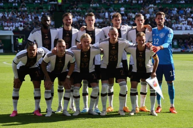 Die deutschen Spieler stellen sich vor dem internationalen Freundschaftsspiel zwischen Deutschland und der Ukraine in Bremen, Norddeutschland, am 12. Juni 2023 für ein Mannschaftsfoto auf. (Foto von Focke Strangmann / AFP)