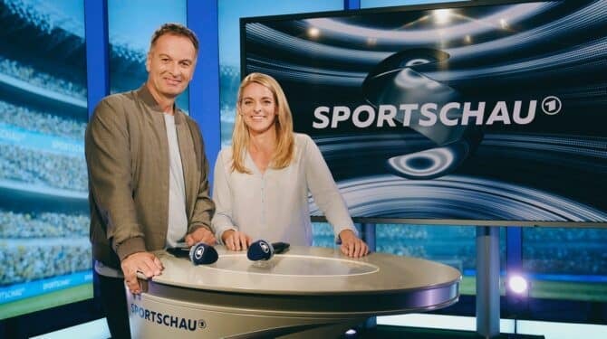 FIFA Frauen-Weltmeisterschaft Australien & Neuseeland 2023™Claus Lufen und Nia Künzer präsentieren gemeinsam die Frauenfußball Weltmeisterschaft im Ersten. "Bild: NDR/Jann Wilken" (S2), NDR Presse