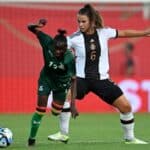 Sambias Mittelfeldspielerin Evarine Katongo (L) und Deutschlands Mittelfeldspielerin Lena Oberdorf während des internationalen Freundschaftsspiels Deutschland gegen Sambia in Fürth, am 7. Juli 2023, im Vorfeld der FIFA Frauen-Weltmeisterschaft. (Foto: CHRISTOF STACHE / AFP)
