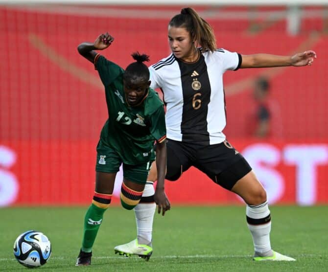 Sambias Mittelfeldspielerin Evarine Katongo (L) und Deutschlands Mittelfeldspielerin Lena Oberdorf während des internationalen Freundschaftsspiels Deutschland gegen Sambia in Fürth, am 7. Juli 2023, im Vorfeld der FIFA Frauen-Weltmeisterschaft. (Foto: CHRISTOF STACHE / AFP)