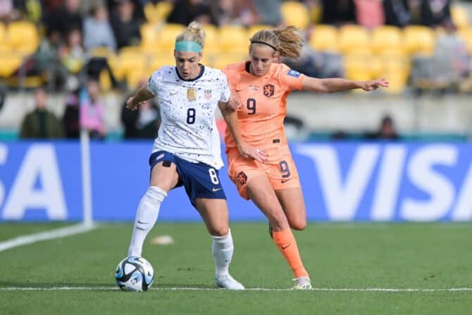 Julie Beth Ertz (links) von der Frauenfußballmannschaft der USA und Katja Snoeijs (rechts) von der Frauenfußballmannschaft der Niederlande sind während des Spiels der FIFA Frauen-Weltmeisterschaft 2023 zwischen den USA und den Niederlanden im Wellington Regional Stadium in Aktion zu sehen. Endstand USA 1:1 Niederlande Wellington, Neuseeland - ZUMAs197 20230727_zaa_s197_017 Copyright: xLuisxVeniegrax (Imago)