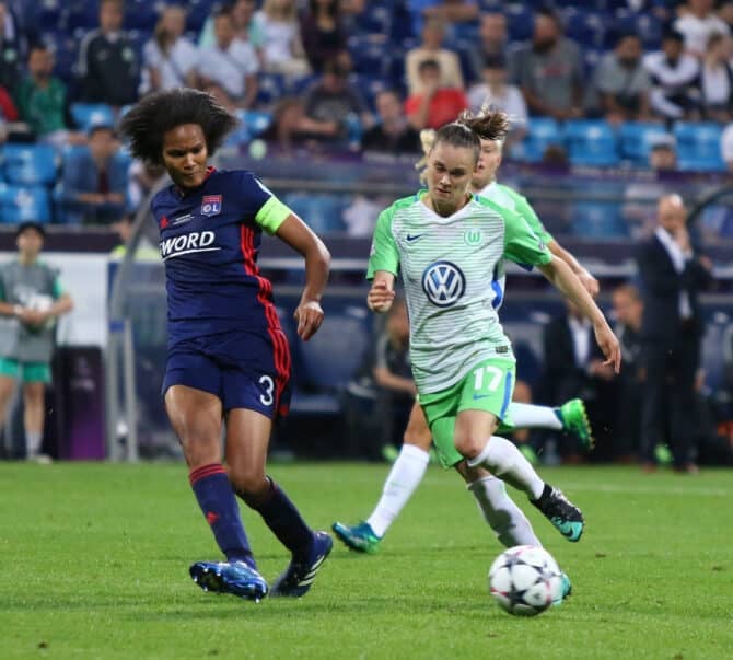 Wendie Renard von Olympique Lyonnais (L) kämpft mit Ewa Pajor vom VFL Wolfsburg während des UEFA Women's Champions League Finales 2018 in Kiew um einen Ball. (Copyright depositphotos.com / vitaliivitleo)
