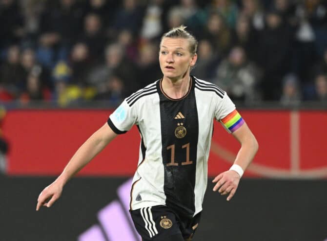 Deutschlands Alexandra Popp im WM Trikot 2023 während des Frauen-Freundschaftsspiels zwischen Deutschland und Schweden am 21. Februar 2023. (Foto von INA FASSBENDER / AFP)