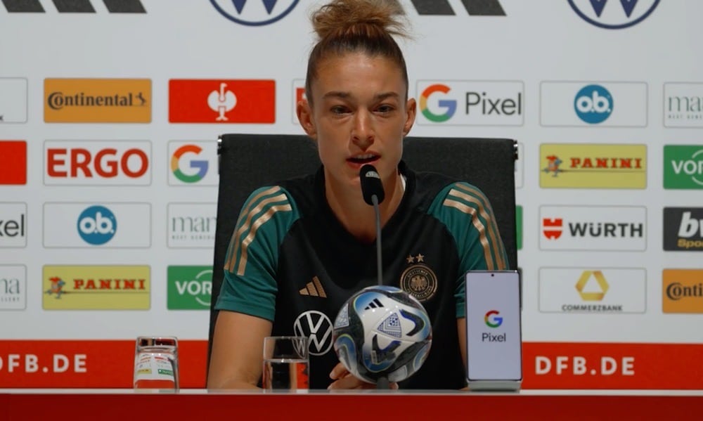 Felicitas Rauch bei einer DFB Pressekonferenz - gut zu sehen die Logos der Sponsoren.