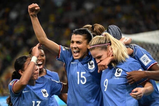 Eugenie Le Sommer (rechts) feiert mit ihren Mannschaftskameradinnen den Sieg des Fußballspiels der FIFA Frauen-Weltmeisterschaft 2023 zwischen Frankreich und Brasilien im Brisbane Stadium in Brisbane, Samstag, 29. Juli 2023. Copyright: DARREN ENGLAND 20230729001825572493 Imago