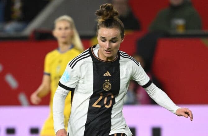 Deutschlands Lina Magull kämpft um den Ball während des Frauenfreundschaftsspiels zwischen Deutschland und Schweden in Duisburg, Westdeutschland, am 21. Februar 2023. (Foto: INA FASSBENDER / AFP)