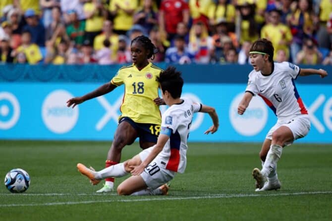 Hyeri Kim aus der Republik Korea kämpft um den Ball mit Linda Caicedo aus Kolumbien während der FIFA Frauen-Weltmeisterschaft 2023 zwischen Kolumbien und der Republik Korea im Sydney Football Stadium am 25. Juli 2023 in Sydney, Australien, Credit: IOIO IMAGES / Avalon Australia, New South Wales, Sydney 0791778415 Imago